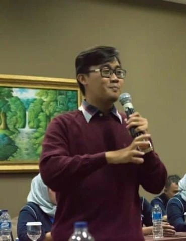 Trainer AK Learning sedang memberikan materi